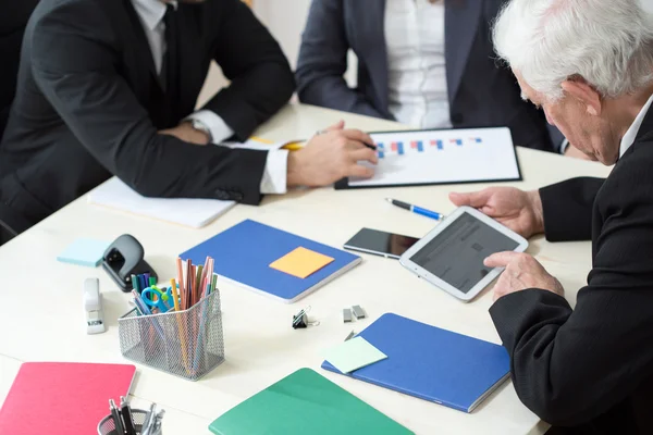 Nahaufnahme arbeitender Geschäftsleute — Stockfoto