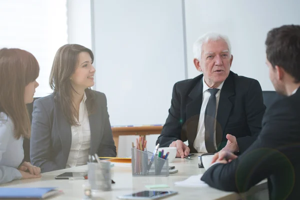 Les hommes d'affaires établissent leur stratégie commerciale — Photo