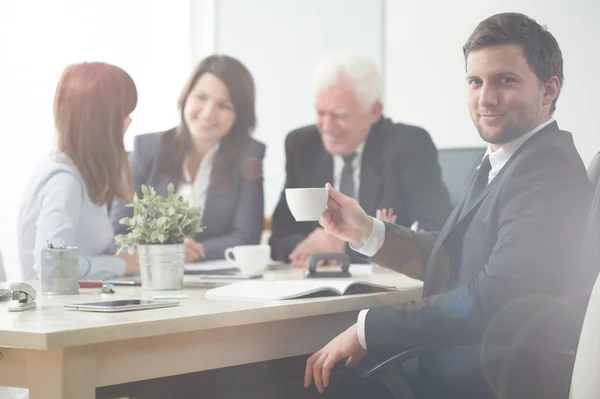 Reunião de negócios no local de trabalho moderno — Fotografia de Stock