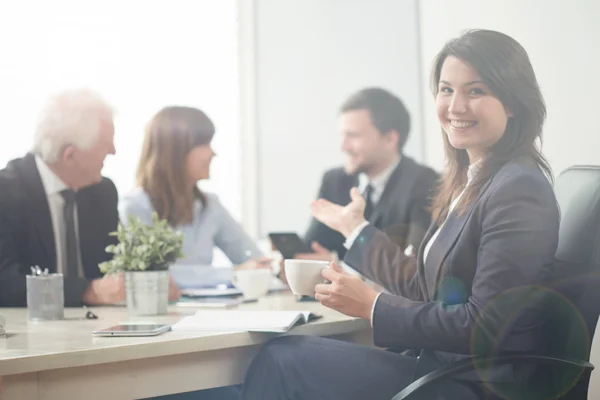 Geschäftsfrau zeigt auf ihre Mitarbeiter — Stockfoto