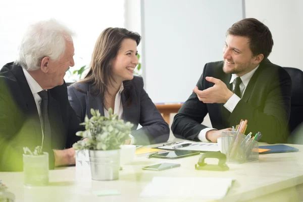 Pessoas rindo durante a consulta de negócios — Fotografia de Stock