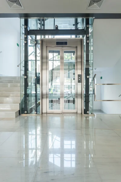 Edificio adaptado a personas con discapacidad — Foto de Stock