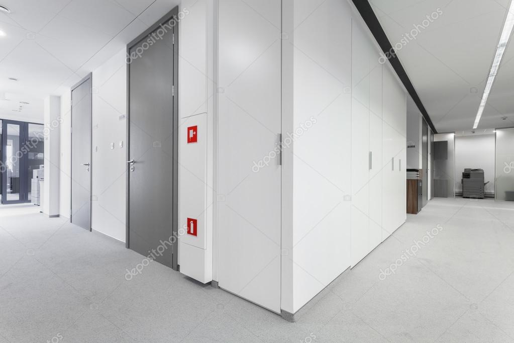 [Capítulo — Summer] Exame Chunnin Depositphotos_59919583-stock-photo-corridor-with-grey-doors