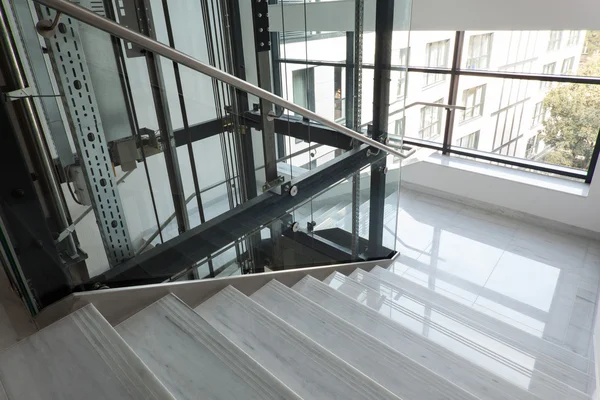 Elevador e escadas — Fotografia de Stock