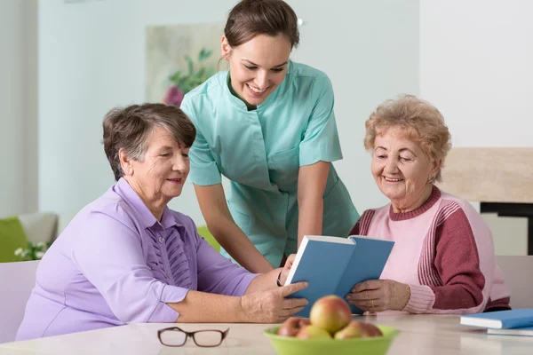 Verpleegkundige en oudere vrouwen — Stockfoto