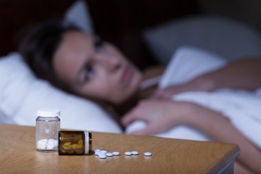 Uyku hapları gece masanın üzerinde yatan