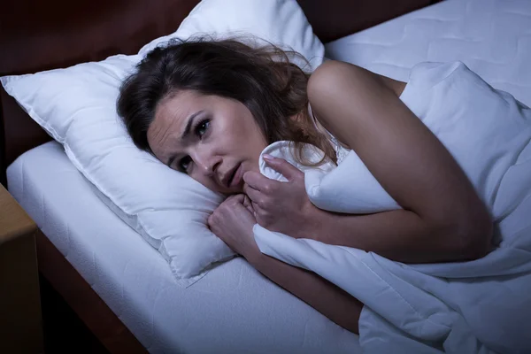 Mujer asustada tratando de dormir — Foto de Stock