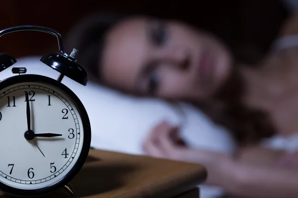 Reloj despertador en mesa de noche — Foto de Stock