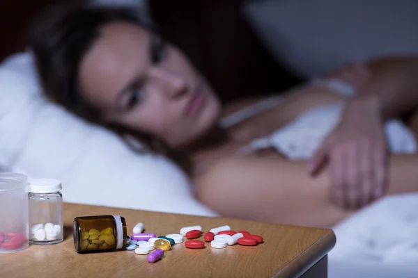 Sleeping pillen op nachtkastje — Stockfoto