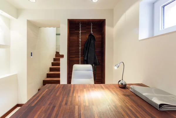 Drewniany stół w nowoczesny apartament — Zdjęcie stockowe