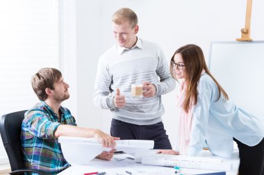 ofiste çalışan mimarlar