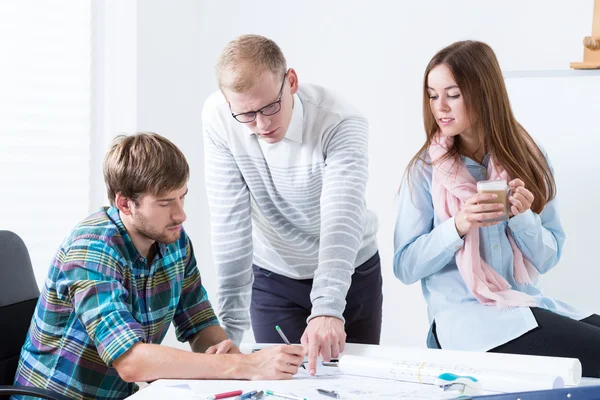 Arkitekter under arbetar på ett modernt kontor — Stockfoto