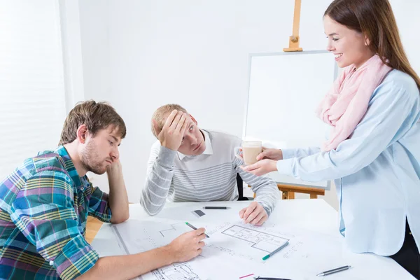 Girl gives coffee work colleagues — Stock Photo, Image