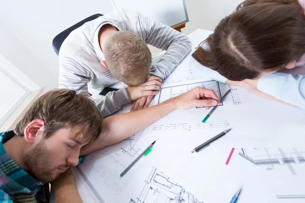 Архитекторы заснули во время работы — стоковое фото