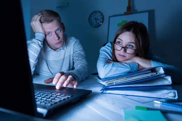 Gente con exceso de trabajo trabajando de noche —  Fotos de Stock