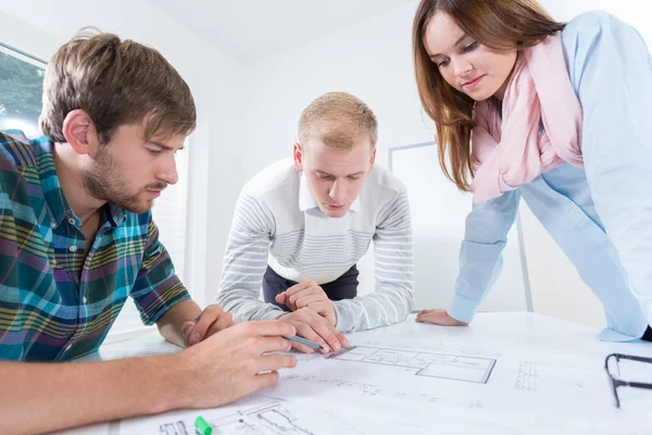 Architekten entwerfen Entwurf im Büro — Stockfoto