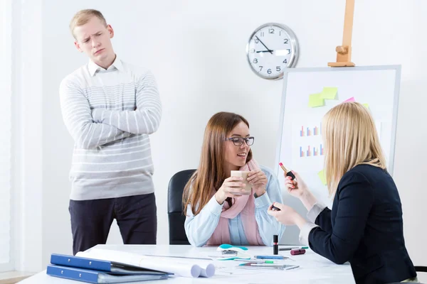 Manager insoddisfatto cerca lavoratori — Foto Stock