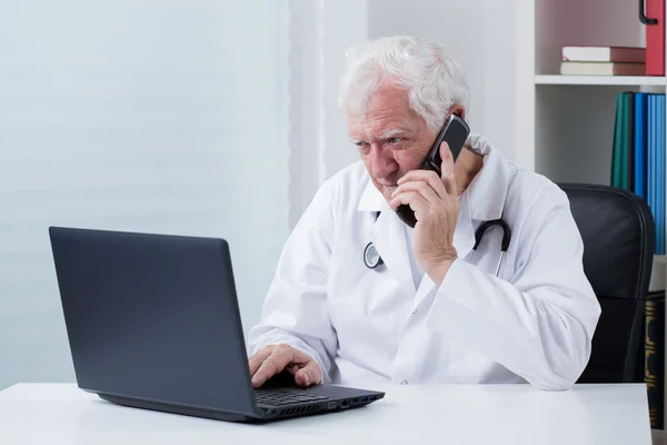 Consulta telefónica — Foto de Stock