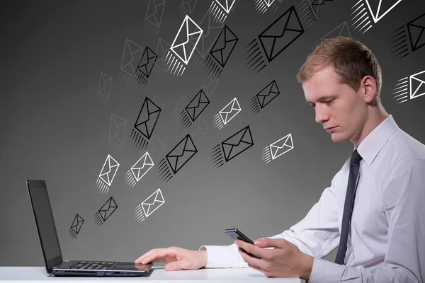 Man sending text massages — Stock Photo, Image