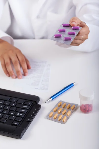 Pharmacist giving patient violet capsules — Stock Photo, Image