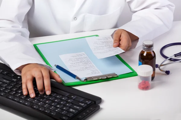 Doctor's hand typing on keyboard — Stock Photo, Image