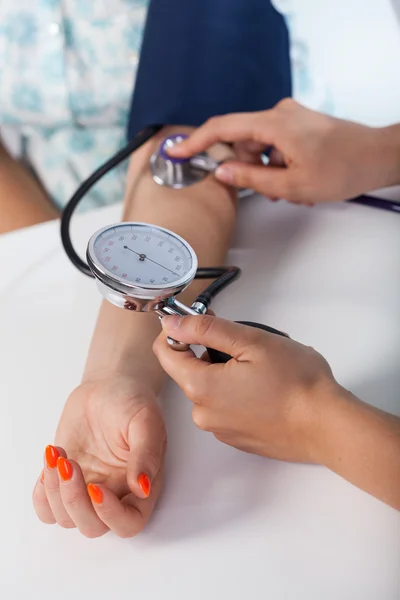 Doctor using sphygmomanometer — Stock Photo, Image