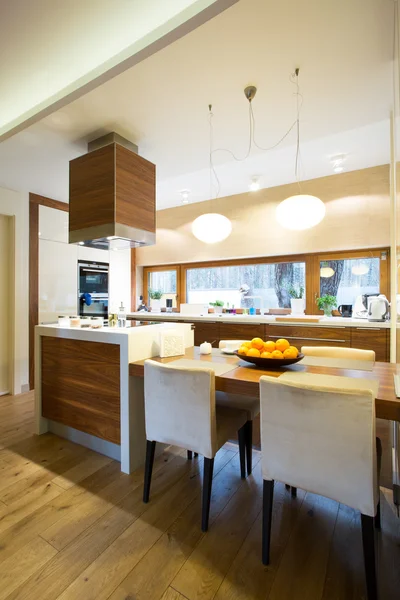 Interno della cucina in casa moderna — Foto Stock