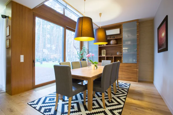 Salle à manger à l'intérieur maison moderne — Photo