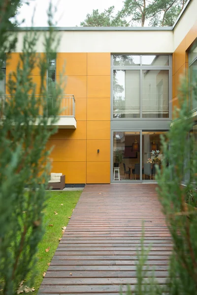 Pad naar modern gebouw — Stockfoto