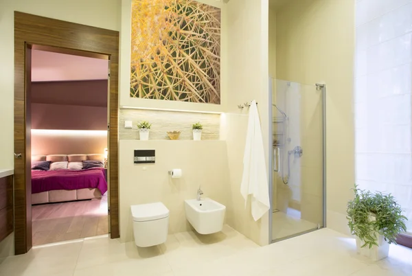 Bathroom open on bedroom — Stock Photo, Image