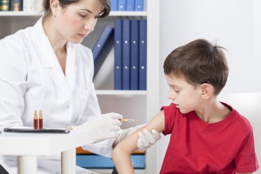 Doktor enjeksiyon yapıyor