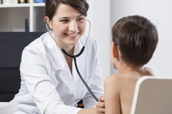 Médico auscultando al niño — Foto de Stock