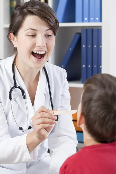 Checking the throat — Stock Photo, Image