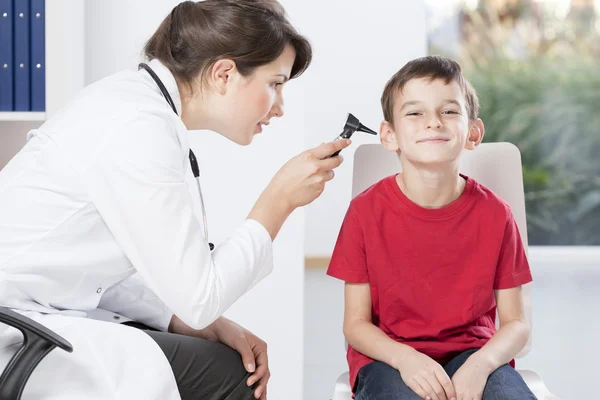 Checking the ear — Stock Photo, Image