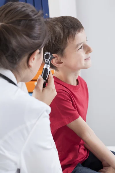 Checking by otoscope — Stock Photo, Image