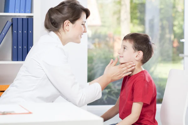 Boychild no consultório médico — Fotografia de Stock