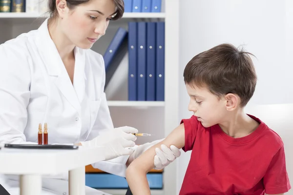 Doctor doing the injection — Stock Photo, Image