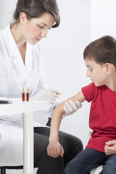Chlapec a očkování — Stock fotografie