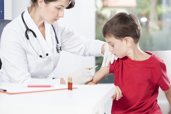 Junge über seine Impfung — Stockfoto