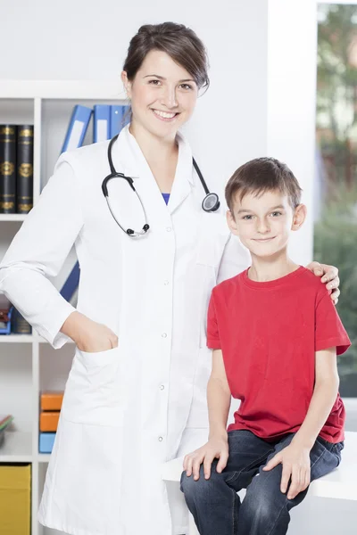 Menino no consultório do médico — Fotografia de Stock