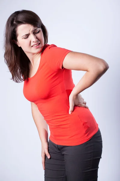 Mujer joven con dolor de espalda —  Fotos de Stock