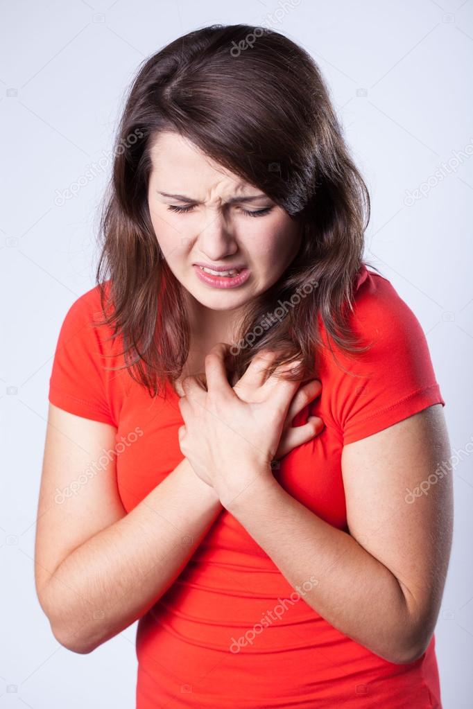 Woman having pain in chest