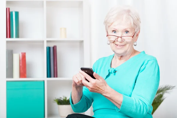 Starší žena a smartphone — Stock fotografie