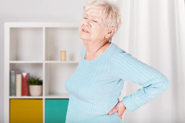 Dame mit Rückenschmerzen — Stockfoto