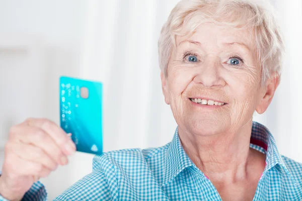 Woman with credit card — Stock Photo, Image