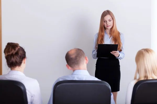 Tjej visar upp sin personlighet — Stockfoto