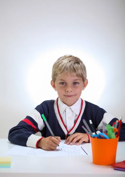 Un écolier qui fait ses devoirs — Photo