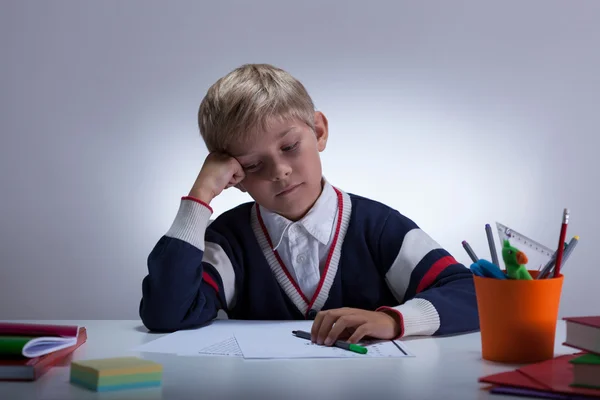 Verveeld student zitten aan de balie — Stockfoto