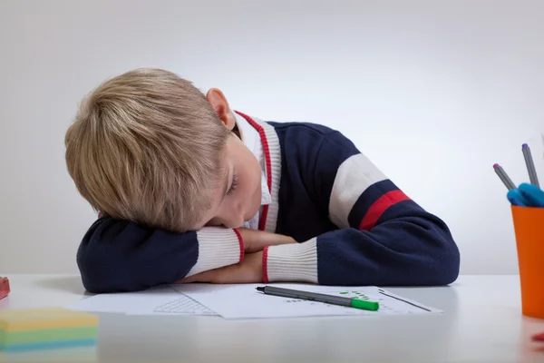 Schooljongen slapen aan de balie — Stockfoto