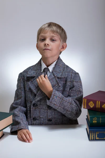 Liten pojke klädd som vuxen — Stockfoto